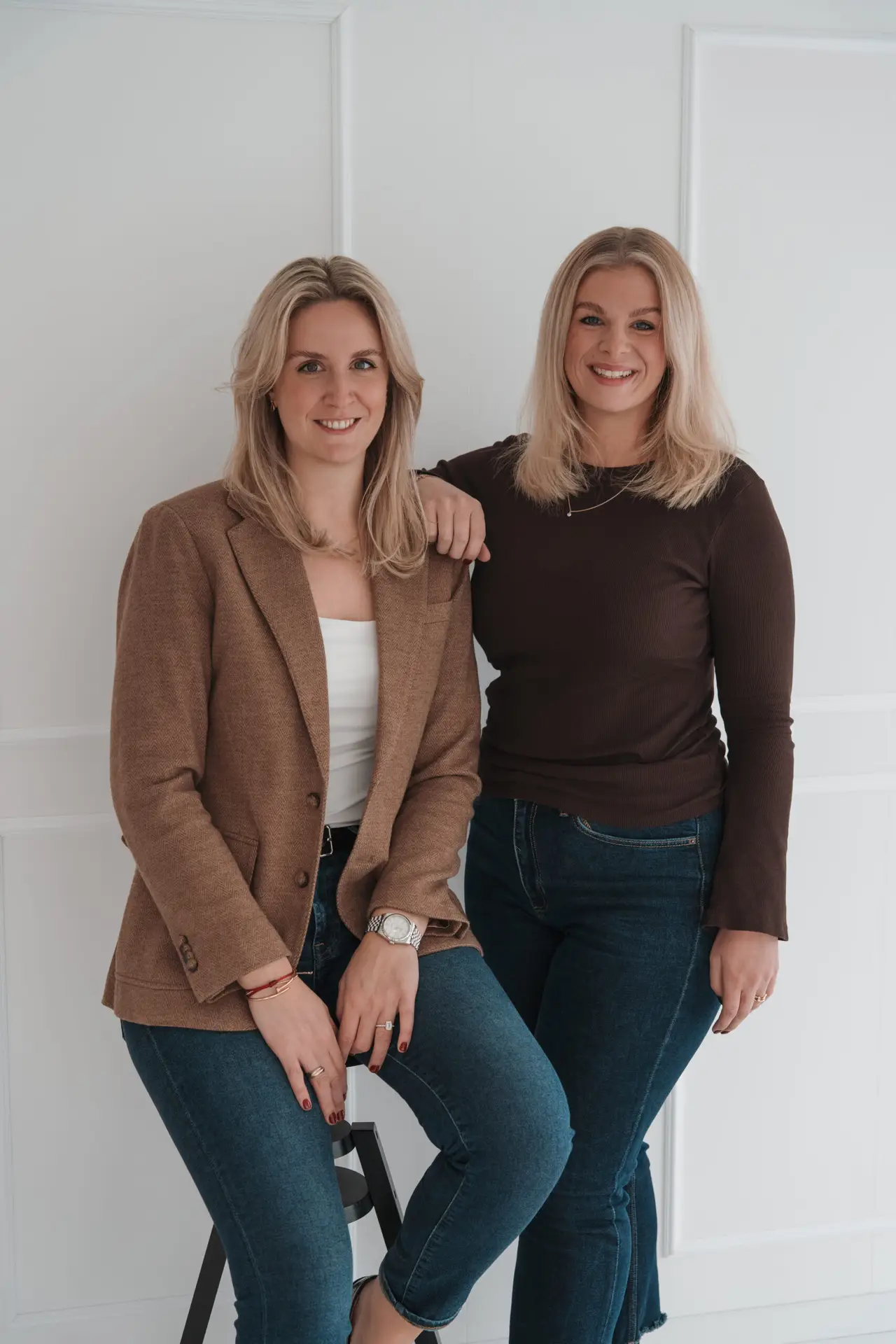 Zwei Inhaberinnen von HAWERS IMMOBILIEN in Düsseldorf, eine stehend, eine sitzend