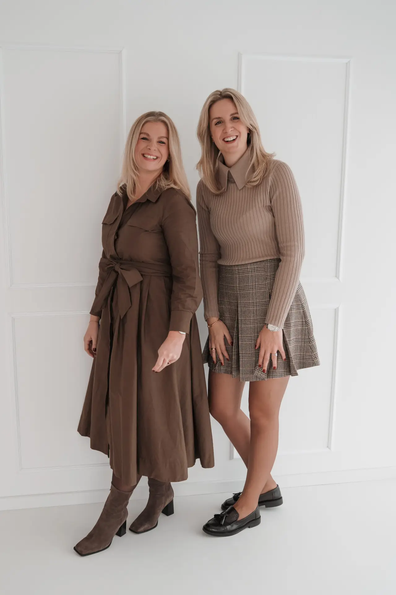 Franziska ter Haar und Sina Webers von HAWERS Immobilien in Düsseldorf im Porträt lachend stehend