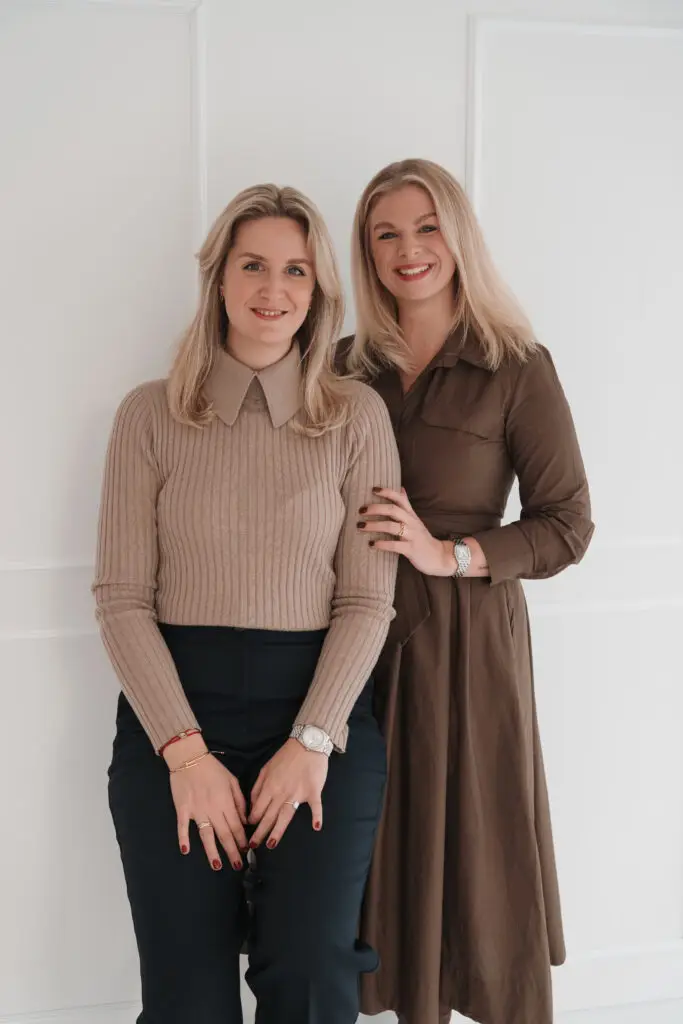 Inhaberinnen Sina Webers und Franziska ter Haar vor heller Wand – HAWERS IMMOBILIEN