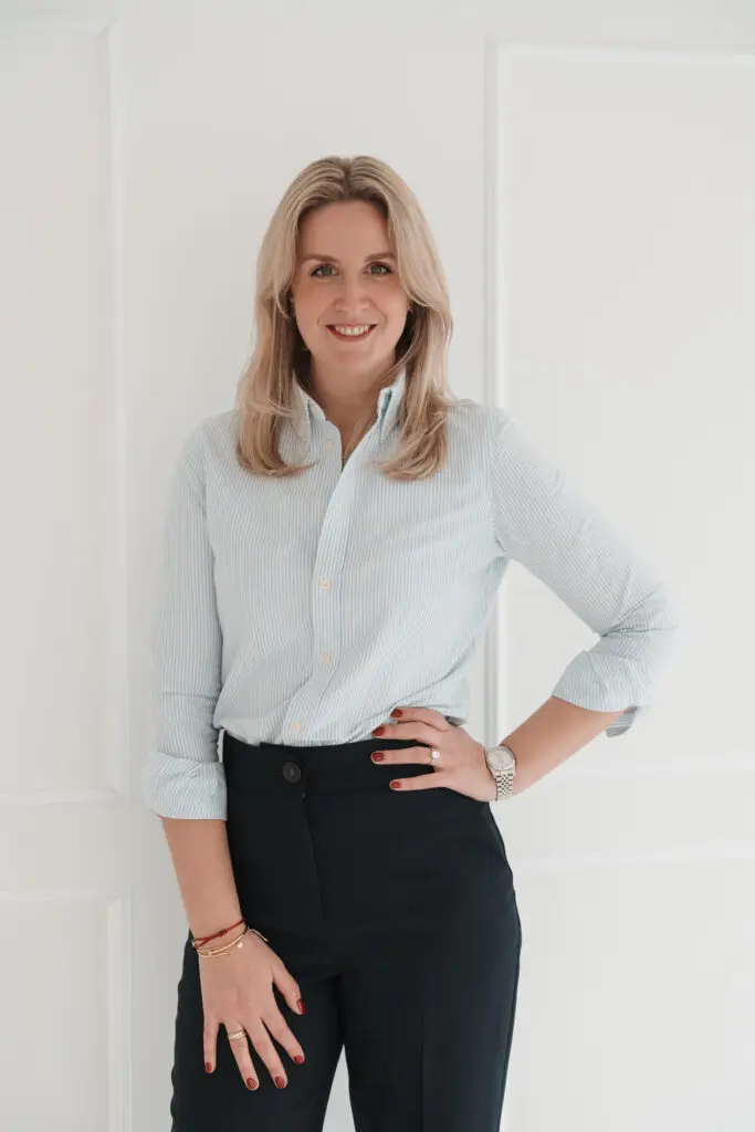 Franziska ter Haar Inhaberin HAWERS IMMOBILIEN vor heller Wand stehend