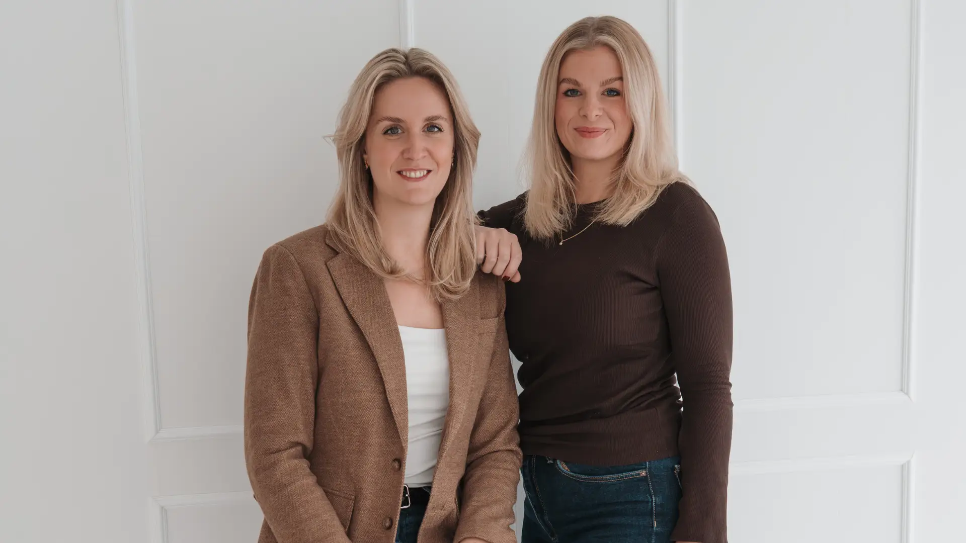 Franziska ter Haar und Sina Webers von HAWERS Immobilien in Düsseldorf vor hellem Hintergrund