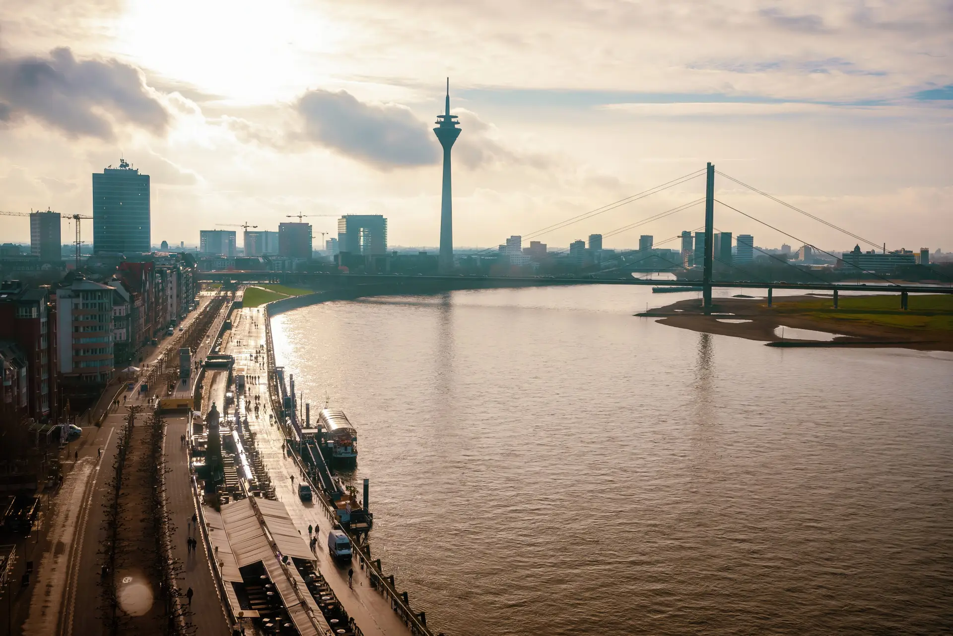 Skyline von Düsseldorf und Rhein im Sonnenlicht